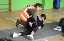 Фото 5: Учні 9-11 класів навчаються стрільбі та домедичної допомоги в інструкторів Нацгвардії