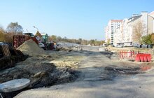 Фото 1: Триває капітальний ремонт вул. Миколайчука: підрядник облаштовує проїзну частину дороги з тротуарами