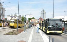 Фото 16: Мерія закликає водіїв приватних авто не паркуватися у частині пл. Двірцевої, де знаходяться зупинки громадського транспорту і пішохідна зона
