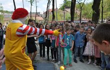 Фото 9: На вул. Сахарова – Богуна відновили дитячий майданчик