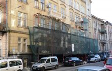 Фото 1: У будинку на вул. І. Франка, 90 триває реставрація 5 балконів з унікальними консолями у вигляді слонів