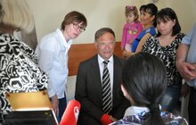Фото 7: Німецький хірург Клаус Екснер вдруге цьогоріч проведе у Львові низку операцій для дітей та дорослих