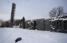 Фото 13: Аварійну стелу Монументу Слави демонтують: підрядник розпочав демонтажні роботи