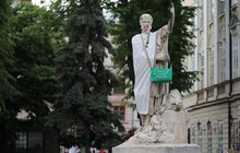 Фото 2: Статуї у центрі Львова одягнули у вишиванки та вишивані маски