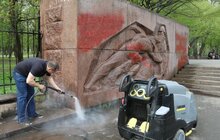 Фото 6: Площу перед ЛНУ та пам’ятник Іванові Франку чистять приладами високого тиску у межах загальноміської кампанії «З нами місто розквітає»