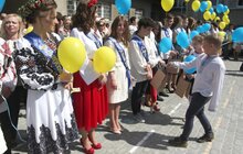 Фото 7: У Львові урочисто святкують закінчення навчального року у школах