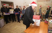 Фото 8: Мер Львова відвідав Фабрику св. Миколая і залишив подарунки дітям, а також попросив усіх зголошуватись бути помічниками св. Миколая