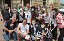 Фото 3: У Львові діти разом із соціальними фахівцями  образах мімів боролися проти куріння