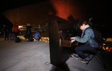 Фото 4: День Гідності та Свободи: на Меморіалі пам’яті Героїв Небесної Сотні на фортепіано виконали твори Майдану