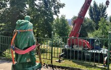Фото 4: У Винниках демонтували радянський пам’ятник: скульптуру перенесуть до музею «Територія Терору» (відео)