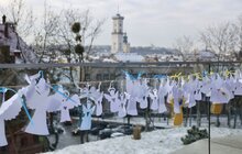 Фото 20: У Львові сотнями паперових ангелів вшанували пам’ять Героїв Небесної Сотні (фото/відео)