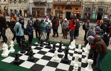 Фото 1: Стартувала вулична гра у шахи на головній площі міста