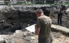 Фото 9: Під час розкопок території під фонтаном «Кульбаба» виявлено «мури»: наразі з’ясовують походження знахідки