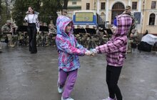 Фото 12: Оркестр Академії сухопутних військ виступив для переселенців у Львові