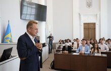 Фото 4: Премії від міста по 5 і 10 тис. грн отримали випускники за найвищі бали на ЗНО 2021