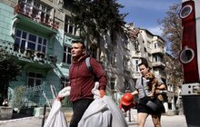 Фото 5: У будинках на вул. Коновальця демонтовують аварійні конструкції, які найбільше постраждали після ракетних обстрілів (відео)