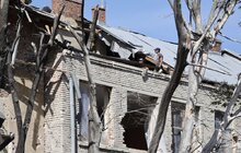 Фото 12: У будинках на вул. Коновальця демонтовують аварійні конструкції, які найбільше постраждали після ракетних обстрілів (відео)