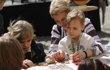Фото 2: Мер Львова з родиною взяв участь в майстер-класі з розпису писанок