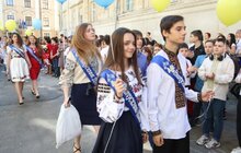 Фото 3: Львів’яни урочисто святкують закінчення навчального року у школах