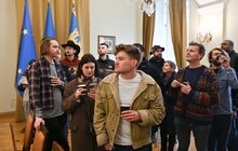Фото 10: 11 машин на передову: британські волонтери у Львові передали допомогу для війська
