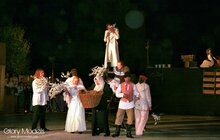Фото 9: Відкриття фестивалю «Золотий лев» вуличною виставою «Вишневий сад» за п'єсою А. П. Чехова