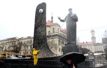 Фото 7: У Львові почистили площу біля пам’ятника Шевченку та сам монумент (Фоторепортаж)