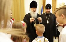 Фото 10: Святійший Патріарх Київський і всієї Руси-України Філарет вручив подарунки дітям з ДБСТ