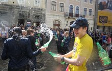 Фото 4: Сьогодні на площі Ринок у Львові влаштували «Поливаний понеділок»
