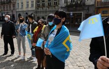 Фото 2: Львів вшановує 76-ту річницю депортації кримських татар: на флагштоці біля Ратуші підняли прапор