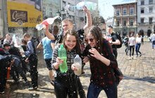 Фото 9: Сьогодні на площі Ринок у Львові влаштували «Поливаний понеділок»
