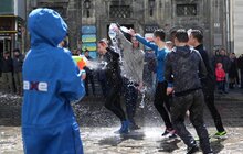 Фото 22: У Львові на пл. Ринок триває «Поливаний понеділок» 