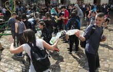 Фото 21: Сьогодні на площі Ринок у Львові влаштували «Поливаний понеділок»