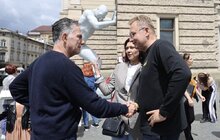 Фото 11: Символ підтримки України: майже шестиметрова скульптура триматиме Львівську оперу все літо (відео)