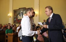 Фото 6: Мер Львова вручив ордери на квартири 45 сім’ям
