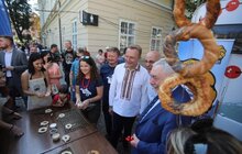 Фото 2: Мер Львова разом з іноземною делегацією оглянули Ярмарок партнерства