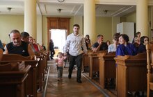 Фото 10: Мер Львова вручив ордери на квартири 45 сім’ям