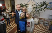 Фото 8: Сім’я міського голови Львова проголосувала