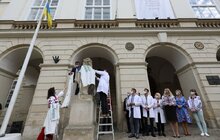 Фото 5: Медичні працівники одягнули левів перед мерією Львова у вишиванки