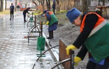 Фото 10: Комунальні служби продовжують дезінфікувати місто: миють вулиці, тротуари, зупинки транспорту, сходові клітки будинків