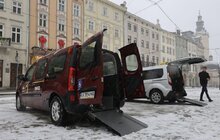 Фото 1: У Львові запускають таксі для людей, які користуються кріслами колісними (відео)