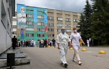 Фото 18: Сьогодні у Львові святкують День музики і День медика: на стіні лікарні швидкої медичної допомоги з виступом октету відкрили символічний мурал