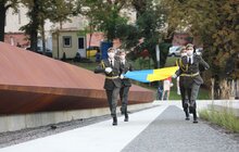 Фото 6: Львів започаткував нову традицію — над Меморіалом пам’яті Героїв Небесної Сотні підняли Державний Прапор України