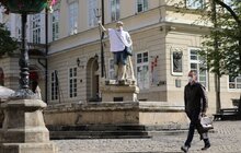 Фото 14: Статуї у центрі Львова одягнули у вишиванки та вишивані маски