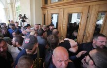 Фото 42: Невідомі особи виламали двері до міської ратуші та ввірвались всередину