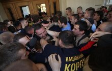 Фото 45: Невідомі особи виламали двері до міської ратуші та ввірвались всередину