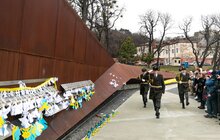 Фото 14: Сотні паперових ангеликів розмістили на Меморіалі Небесної Сотні у Львові