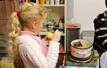 Фото 3: Дітей з багатодітних сімей навчали розмальовувати писанки