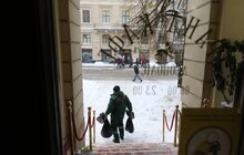 Фото 15: У парку «700-річчя Львова» продовжують посипати доріжки кавовою гущею для боротьби з ожеледицею