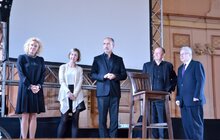 Фото 5: Під час перформансу у філармонії мер Львова вручив Філіпу Сендсу «Золотий герб міста»