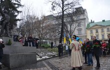 Фото 4: З нагоди 80-річчя від дня народження В. Чорновола до пам’ятника поклали квіти